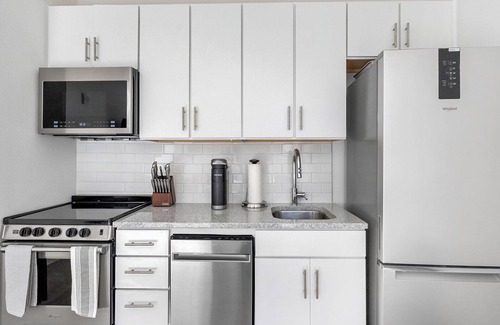 Five Points South Apartment | Landing | Beautiful Studio, Rooftop Lounge, Gym
