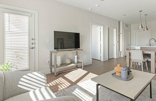 Seguin Apartment | Landing | Chic 1BD, Pool, Gym