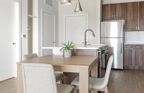 Seguin Apartment | Landing | Chic 1BD, Pool, Gym
