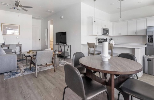 Oro Valley Apartment | Landing | Chic 2BD, Pool