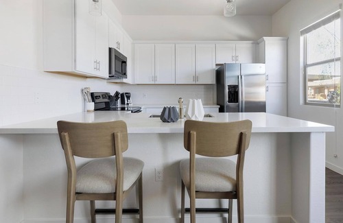 Oro Valley Apartment | Landing | Chic 2BD, Pool