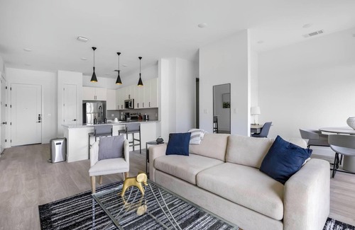 Denton Apartment | Landing | Chic 3BD in Denton