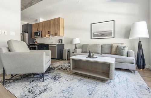 Englewood Apartment | Landing | Chic Studio, Gym, Rooftop Lounge