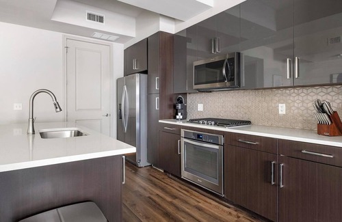 Houston Apartment | Landing | Modern 1BD, Gym, Tennis Court