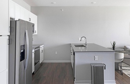 Madison Apartment | Landing | Modern 1BD, Pool, Gym