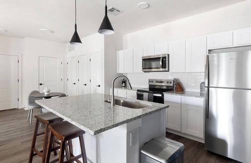 Venus Apartment | Landing | Modern 2BD, Clubhouse, Gym