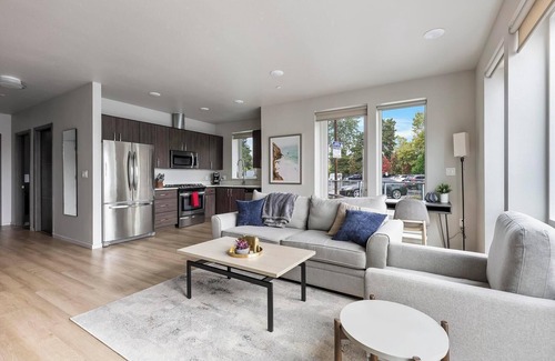 Hayden Island Apartment | Landing | Spectacular 1BD, Courtyard, Gym