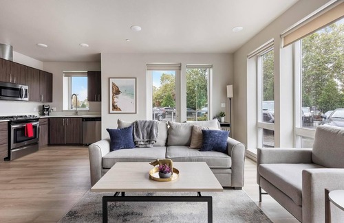 Hayden Island Apartment | Landing | Spectacular 1BD, Courtyard, Gym