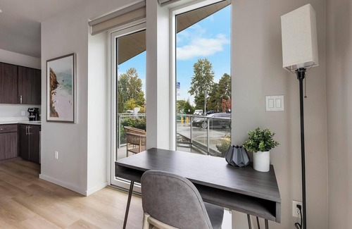 Hayden Island Apartment | Landing | Spectacular 1BD, Courtyard, Gym