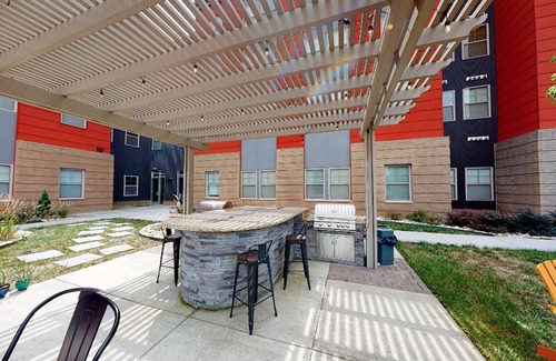 Richmond Apartment | Landing | Spectacular 2BD, Gym