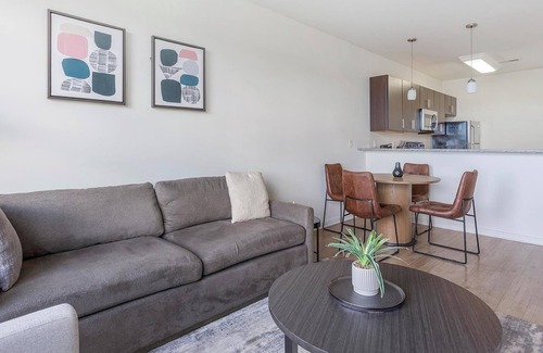 Richmond Apartment | Landing | Spectacular 2BD, Gym