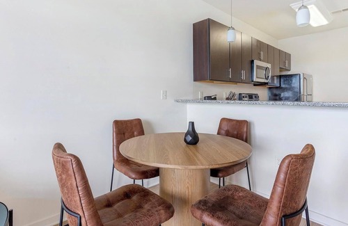 Richmond Apartment | Landing | Spectacular 2BD, Gym