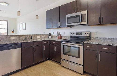 Richmond Apartment | Landing | Spectacular 2BD, Gym