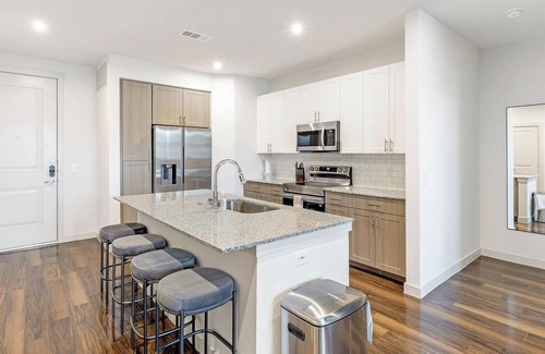 Fate Apartment | Landing | Spectacular 2BD, Pool, Clubhouse