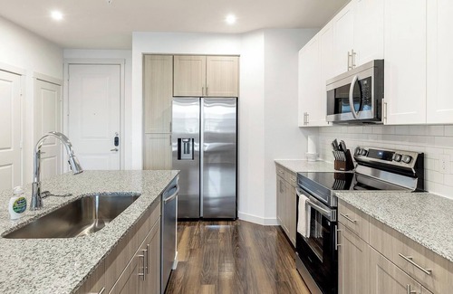 Fate Apartment | Landing | Spectacular 2BD, Pool, Clubhouse