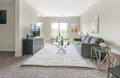 Chillum Apartment | Landing | Spectacular Studio, Pool, Clubhouse