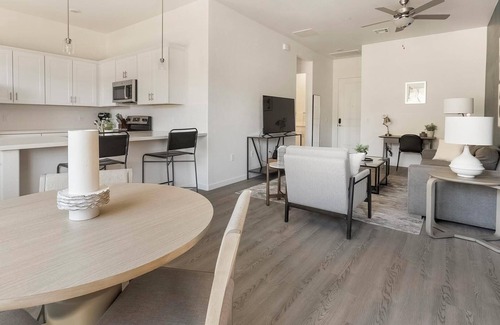 Oro Valley Apartment | Landing | Spectacular 2BD, Pool