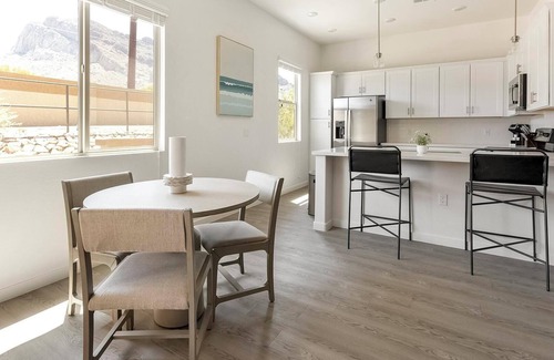 Oro Valley Apartment | Landing | Spectacular 2BD, Pool