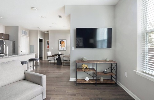 Chesterfield Apartment | Landing | Stunning 1BD, Courtyard, Gym