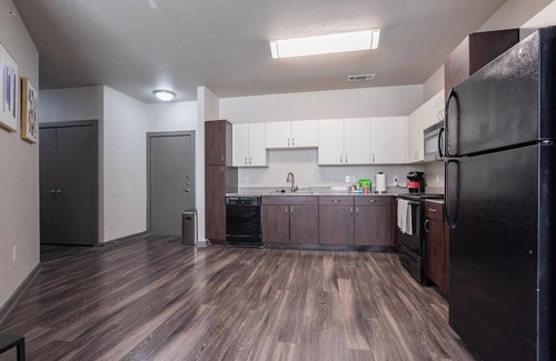 Tobin Hill Apartment | Landing | Stunning 3BD, Courtyard, Clubhouse