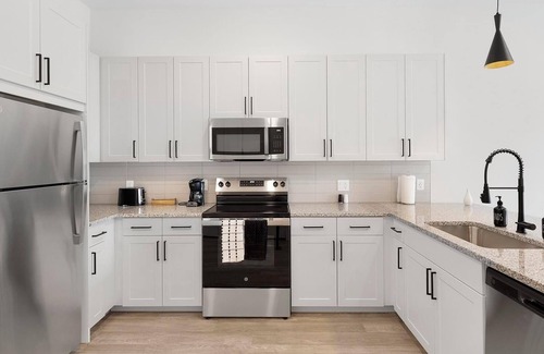 Denton Apartment | Landing | Stylish 1BD, Gym