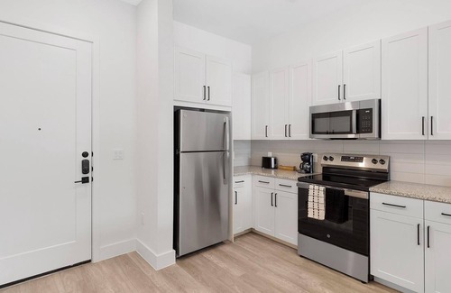Denton Apartment | Landing | Stylish 1BD, Gym