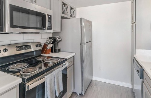 Briarforest Apartment | Landing | Stylish 1BD, Gym, Pool