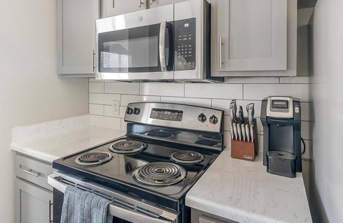 Briarforest Apartment | Landing | Stylish 1BD, Gym, Pool