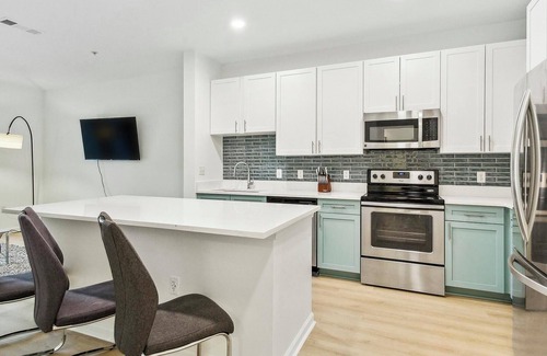 Eden Apartment | Landing | Stylish 1BD, Pool, Gym