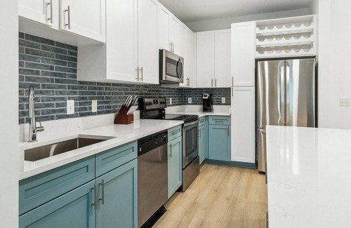 Eden Apartment | Landing | Stylish 1BD, Pool, Gym