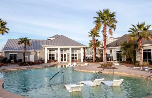 Eden Apartment | Landing | Stylish 1BD, Pool, Gym