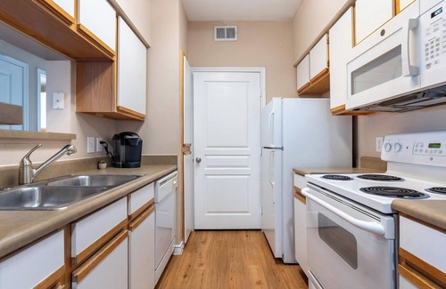 Fort Worth Apartment | Landing | Stylish 1BD, Pool, Gym