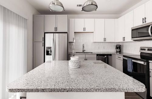 Fort Worth Apartment | Landing | Stylish 1BD, Yoga Studio, Clubhouse