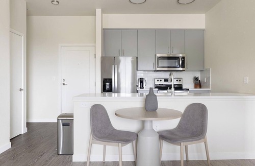 Homestead Apartment | Landing | Stylish 2BD, Gym