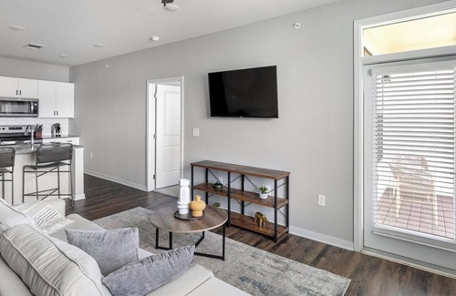 Madison Apartment | Landing | Stylish 2BD, Pool, Gym