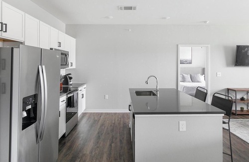 Madison Apartment | Landing | Stylish 2BD, Pool, Gym