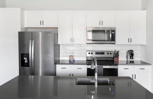 Madison Apartment | Landing | Stylish 2BD, Pool, Gym