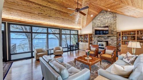 Mayhew House | Landover Lodge by AvantStay Waterfront Dock