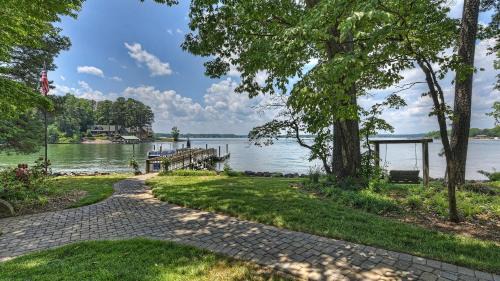 Mayhew House | Landover Lodge by AvantStay Waterfront Dock