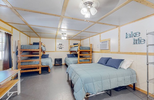 Seven Points House | Landyn's Lakeside Lodge | Guesthouse in Kemp