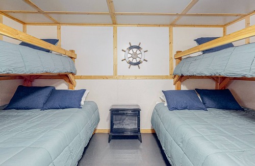 Seven Points House | Landyn's Lakeside Lodge | Guesthouse in Kemp