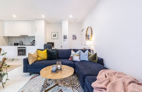 Fitzroy Apartment | Laneway Leisure Leafy Delight in Heart of Fitzroy