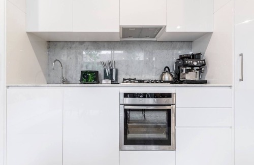 Fitzroy Apartment | Laneway Leisure Leafy Delight in Heart of Fitzroy