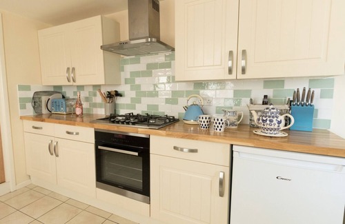 Portland Cottage | LANGHAM COTTAGE, pet friendly, with open fire in Fortuneswell