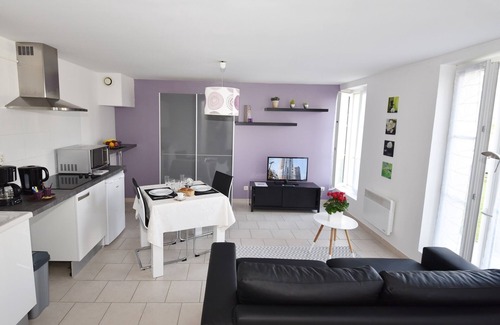 Laon Apartment | Laon studio "Les Lilas" on one level with garden and private spa