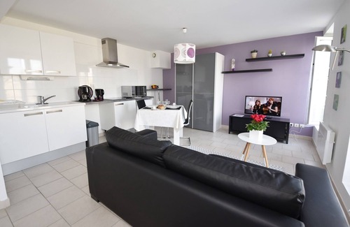 Laon Apartment | Laon studio "Les Lilas" on one level with garden and private spa