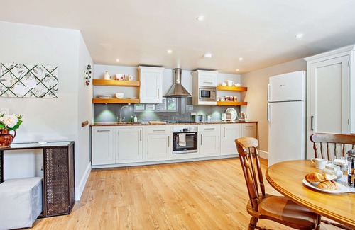 Bath Cottage | Larchmont Lodge - newly renovated with parking