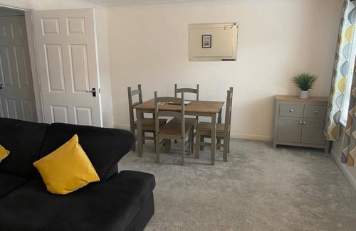 Broughty Ferry Apartment | Large 1 bed flat with parking, central Broughty Ferry