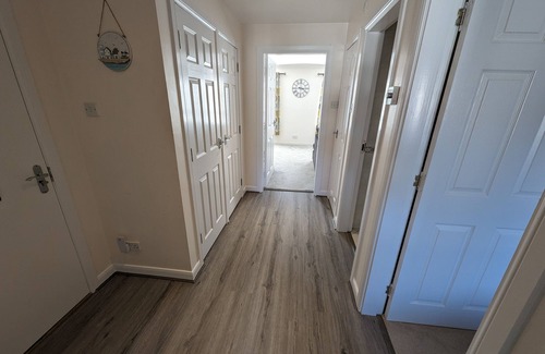 Broughty Ferry Apartment | Large 1 bed flat with parking, central Broughty Ferry