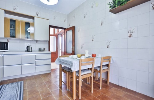 Salerno Apartment | Large 160 sqm apartment that can comfortably accommodate 8 people, thanks to three bedrooms, two bathrooms, two living rooms and a comfortable relaxation room. Two large terraces, one on each side of the apartment (about 20 sqm each), offer outdoor space